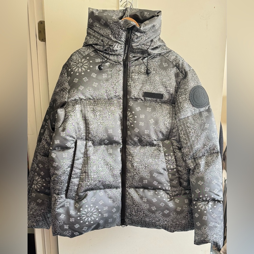 Canada Goose X Concept Jacket with black logo
Men’s Large (never worn)